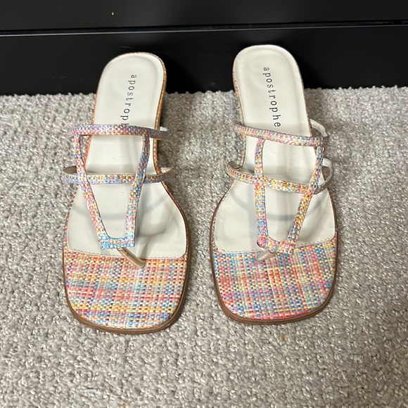 LOVIN’ APOSTROPHE SANDALS - Picture 2 of 4